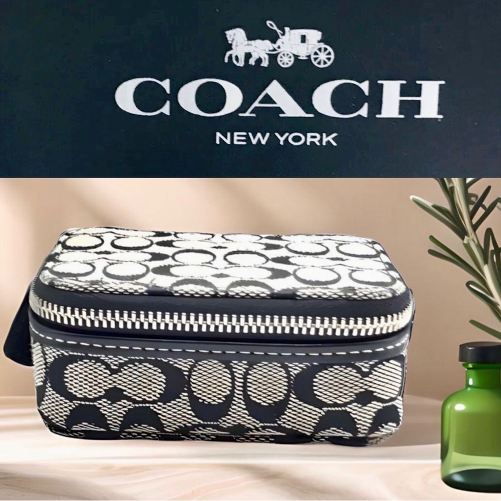 *NWOT* COACH Signature Canvas Pill Case
Color: Black & Gray🖤🤍